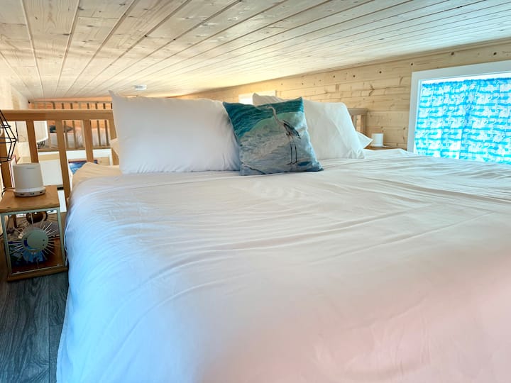 Kingsize-Doppelbett im Loft, das über Treppen erreichbar ist