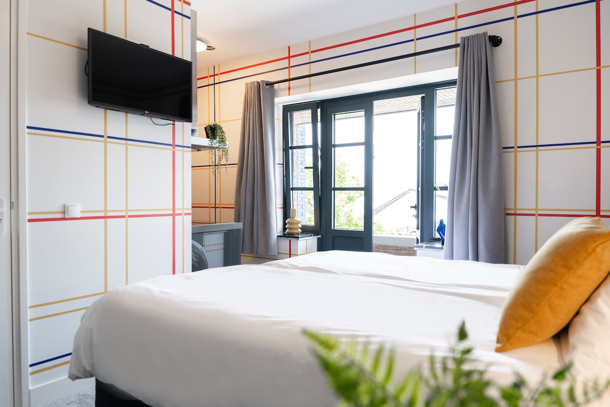 Odvažne boje i jedinstveni uzorci ovu spavaću sobu pretvaraju u pravo umjetničko djelo.

Odsjednite povoljno u elegantnom studiju u hotelu Apartment Hotel Tilburg, koji se nalazi na savršenoj lokaciji za izlete u Efteling, Beekse Bergen ili centar grada.