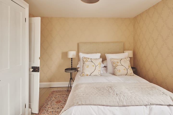 Spavaća soba u Coastal Manor Retreatu, Hampshire