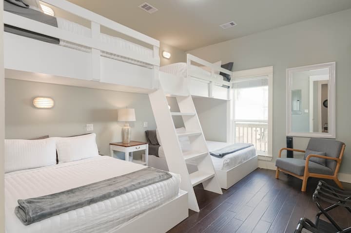 Dhoma e fjetjes në katin përdhes me dy krevate dopio "queen" në fund dhe dy krevate të plotë sipër është një dhomë e përkryer për fëmijët (ose të rriturit që duan të jenë fëmijë)!