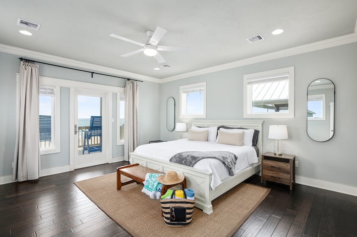 Dhoma e gjumit "master king" në katin e sipërm ka shumë hapësirë dhe një ballkon më vete