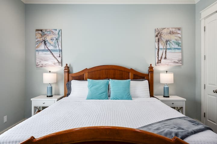 Suitë kryesore në katin përdhes me krevat dopio "king" dhe banjë brenda dhomës