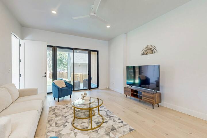 Two modern townhouses with enclosed backyards gallery image 5