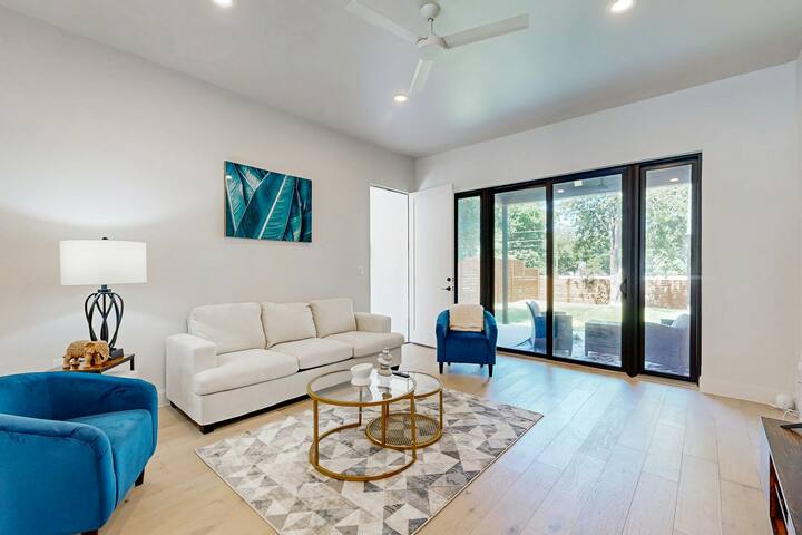 Two modern townhouses with enclosed backyards gallery image 2