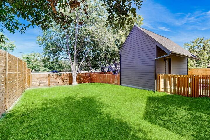 Two modern townhouses with enclosed backyards gallery image 4