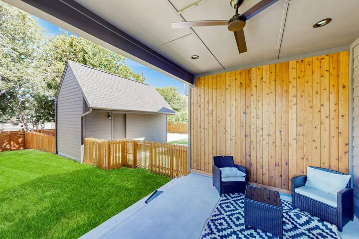 Two modern townhouses with enclosed backyards gallery image 3