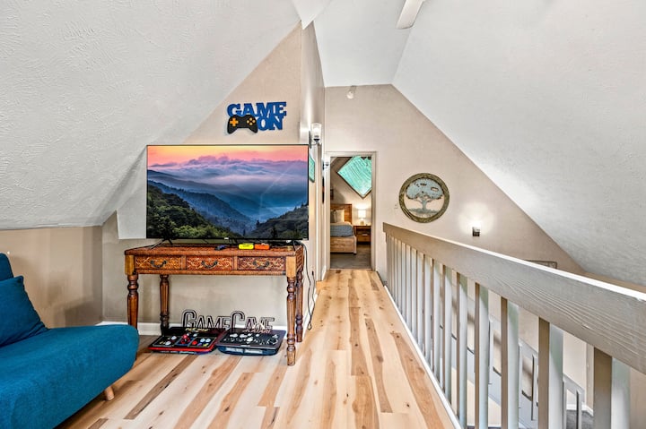 游戏室和阅读区位于楼上卧室的大厅下方。