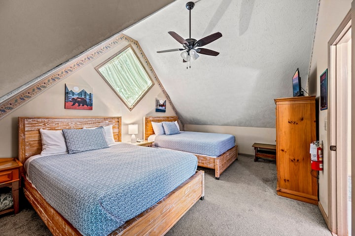 楼上的卧室有两张舒适的标准双人床。