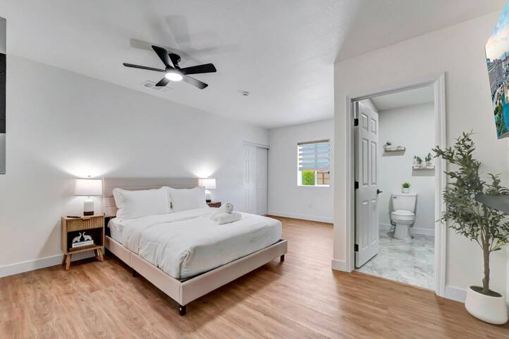 Central Luxury 5BR One Story and Pool HotTub Games gallery image 4