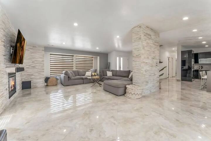 Central Luxury 5BR One Story and Pool HotTub Games gallery image 5