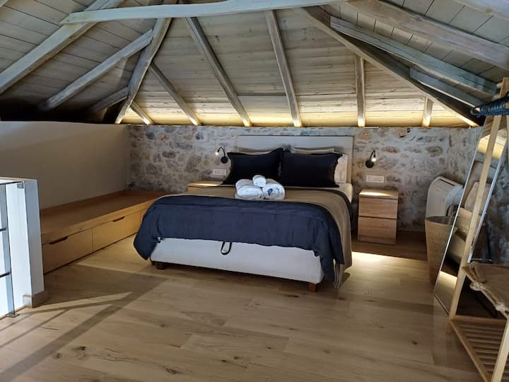 Dormitorio del ático con sábanas naturales