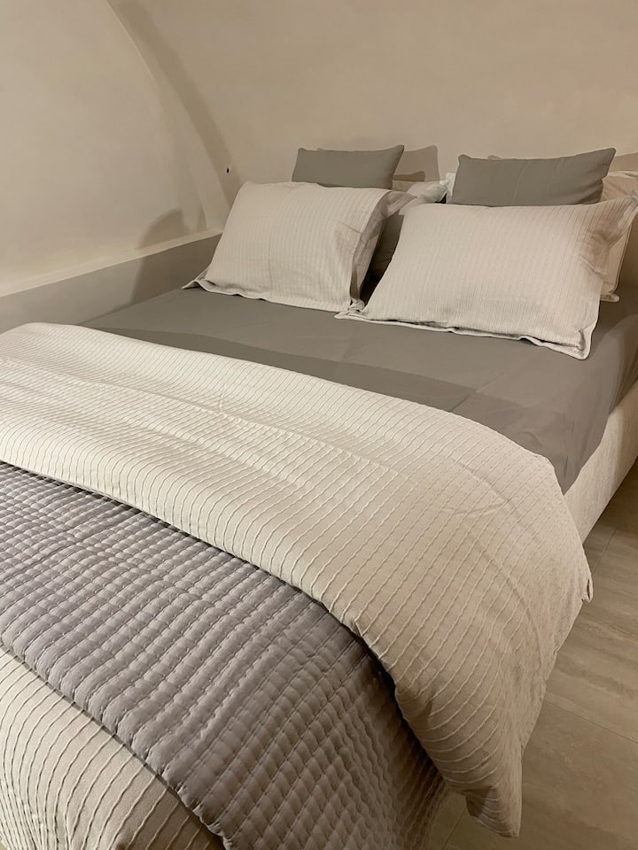 Paredes/techo curvos en el dormitorio de la planta baja con baño privado.