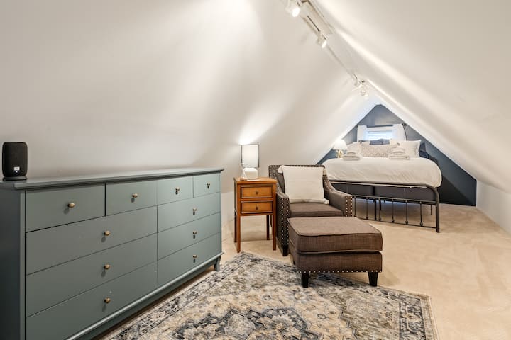 卧室舒适，配有豪华双人床、柔软的床上用品和温暖的照明。 非常适合安静的夜晚和宁静的早晨。