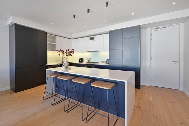 Central DeWaterkant Patio Parking Shops gallery image 5