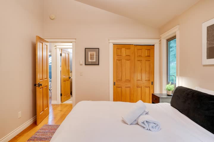 Dhoma kryesore e gjumit ka një krevat dopio "queen".