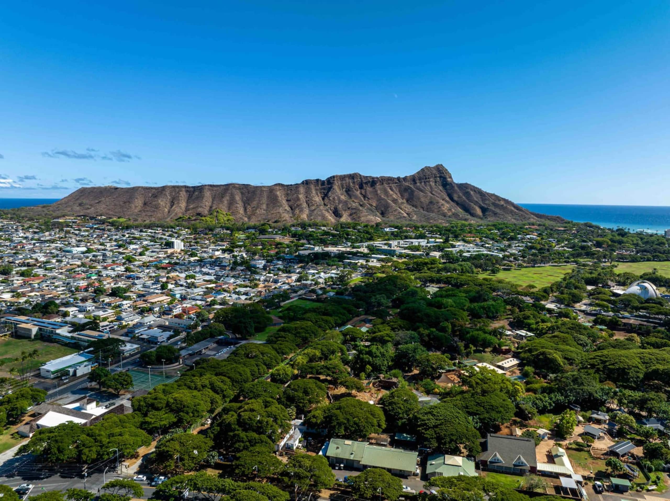 Condo in Honolulu · ★4.94 · 2 bedrooms · 3 beds · 1 private bath - Image 23