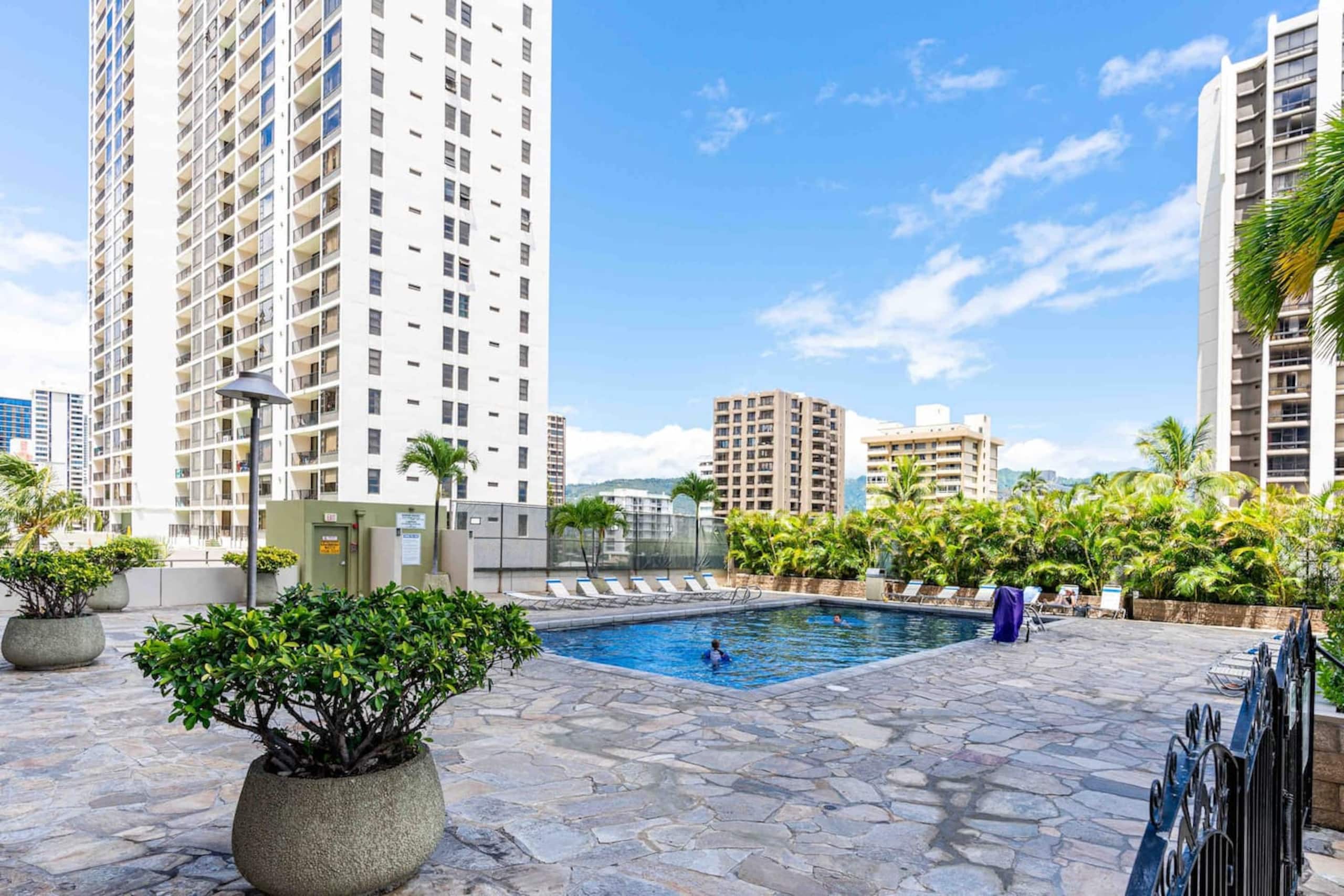 Condo in Honolulu · ★4.94 · 2 bedrooms · 3 beds · 1 private bath - Image 21