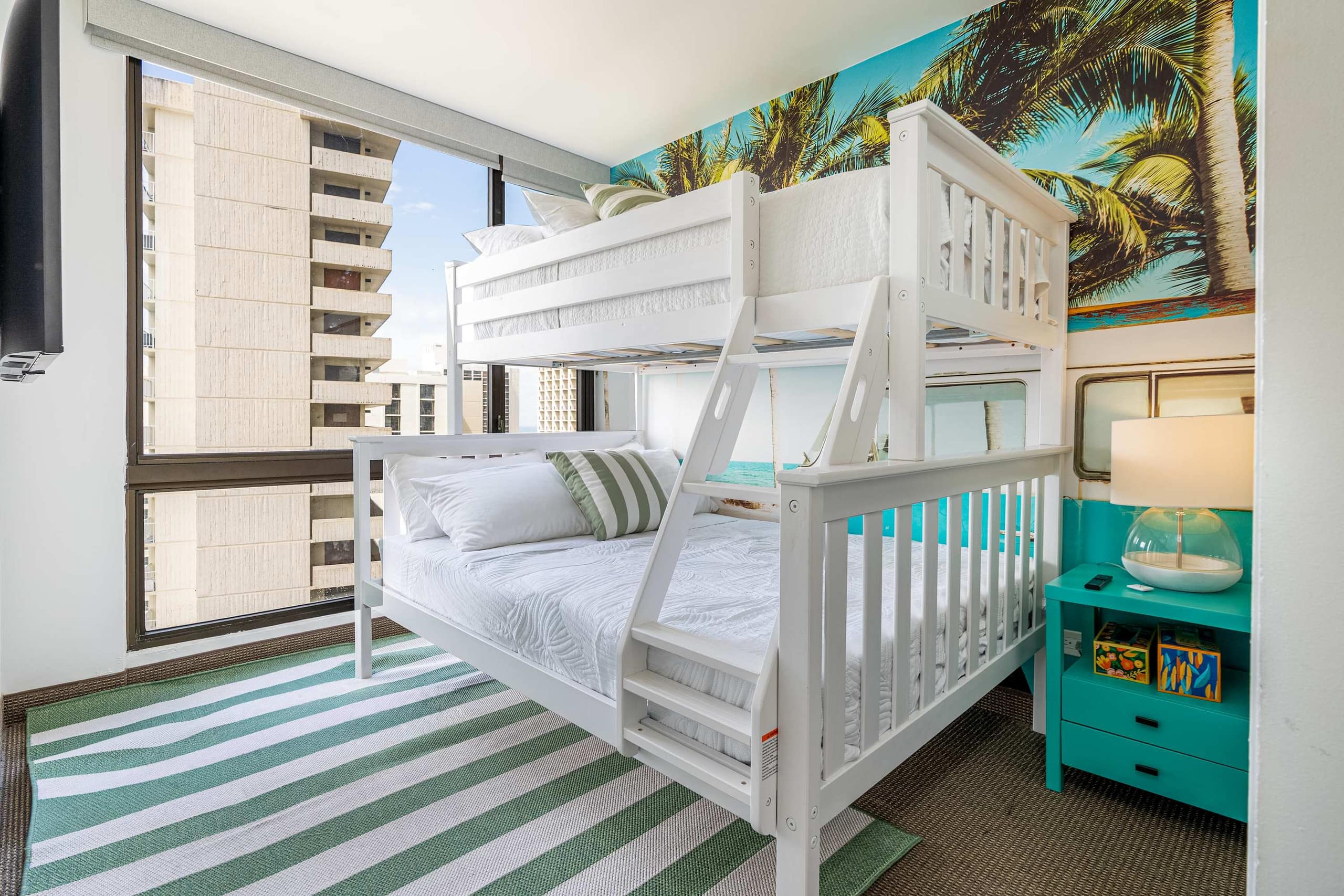 Condo in Honolulu · ★4.94 · 2 bedrooms · 3 beds · 1 private bath - Image 10