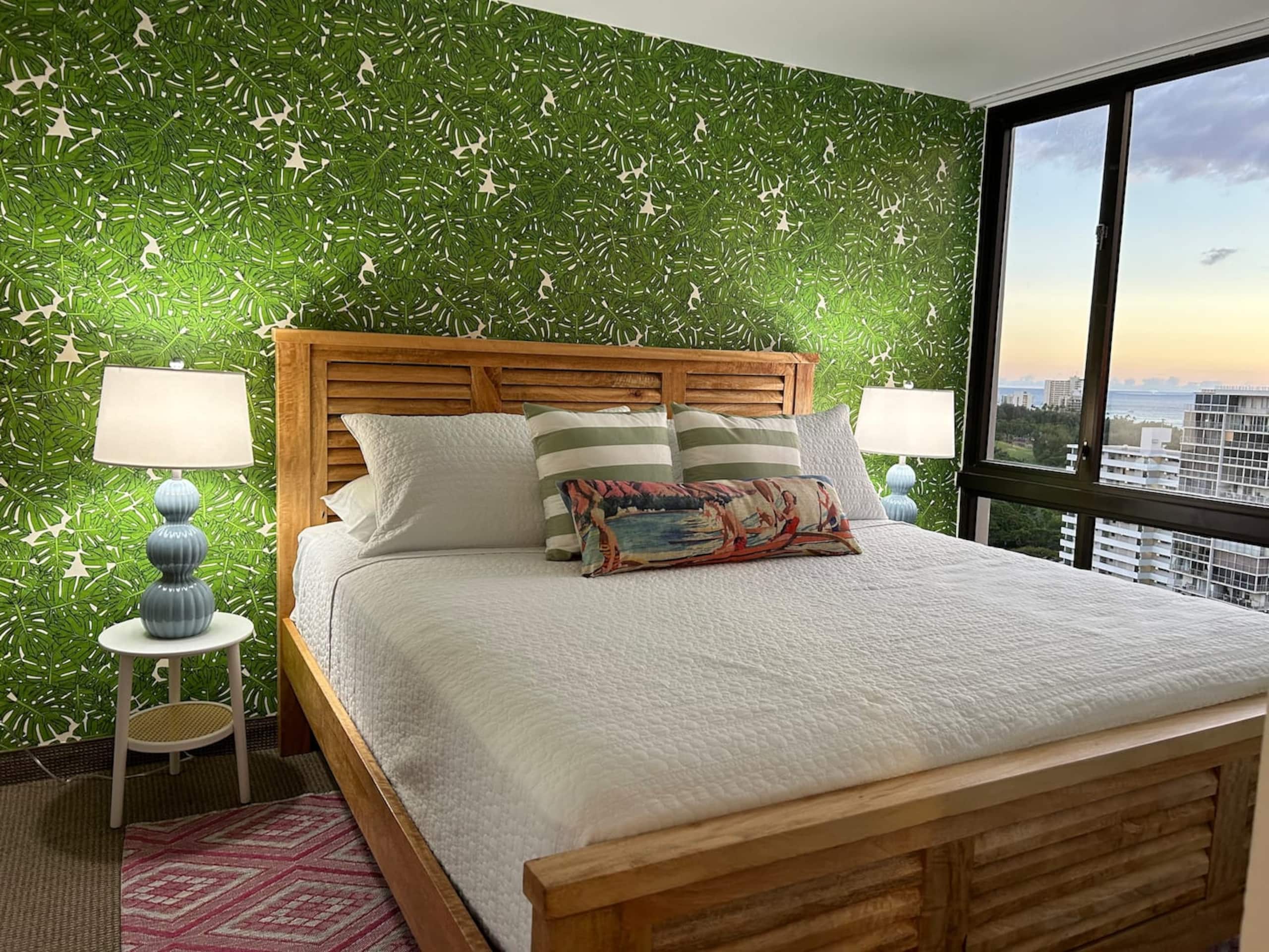 Condo in Honolulu · ★4.94 · 2 bedrooms · 3 beds · 1 private bath - Image 6