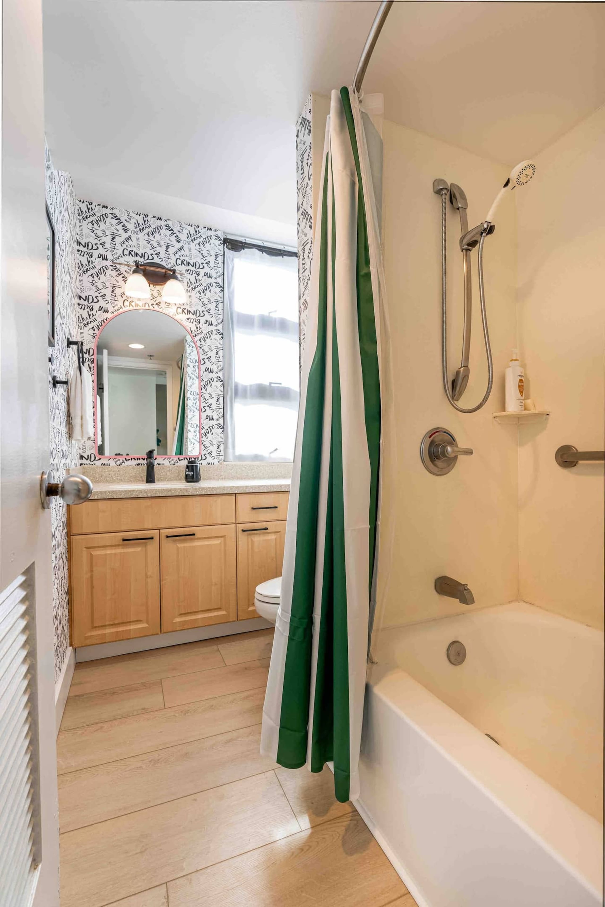 Condo in Honolulu · ★4.94 · 2 bedrooms · 3 beds · 1 private bath - Image 12