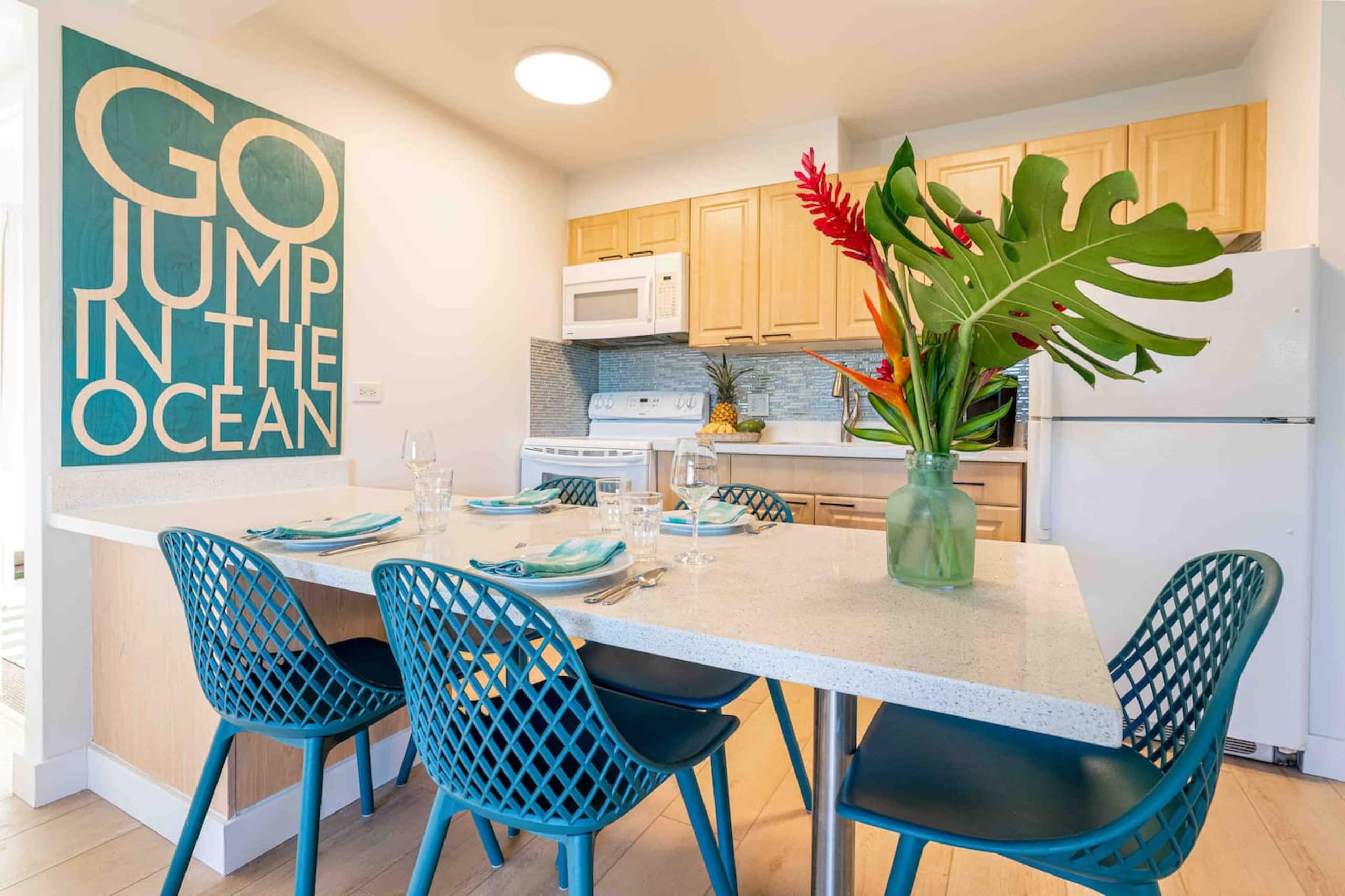Condo in Honolulu · ★4.94 · 2 bedrooms · 3 beds · 1 private bath - Image 8