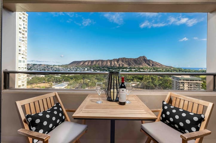 Free Parking, Corner Unit, Stunning Views