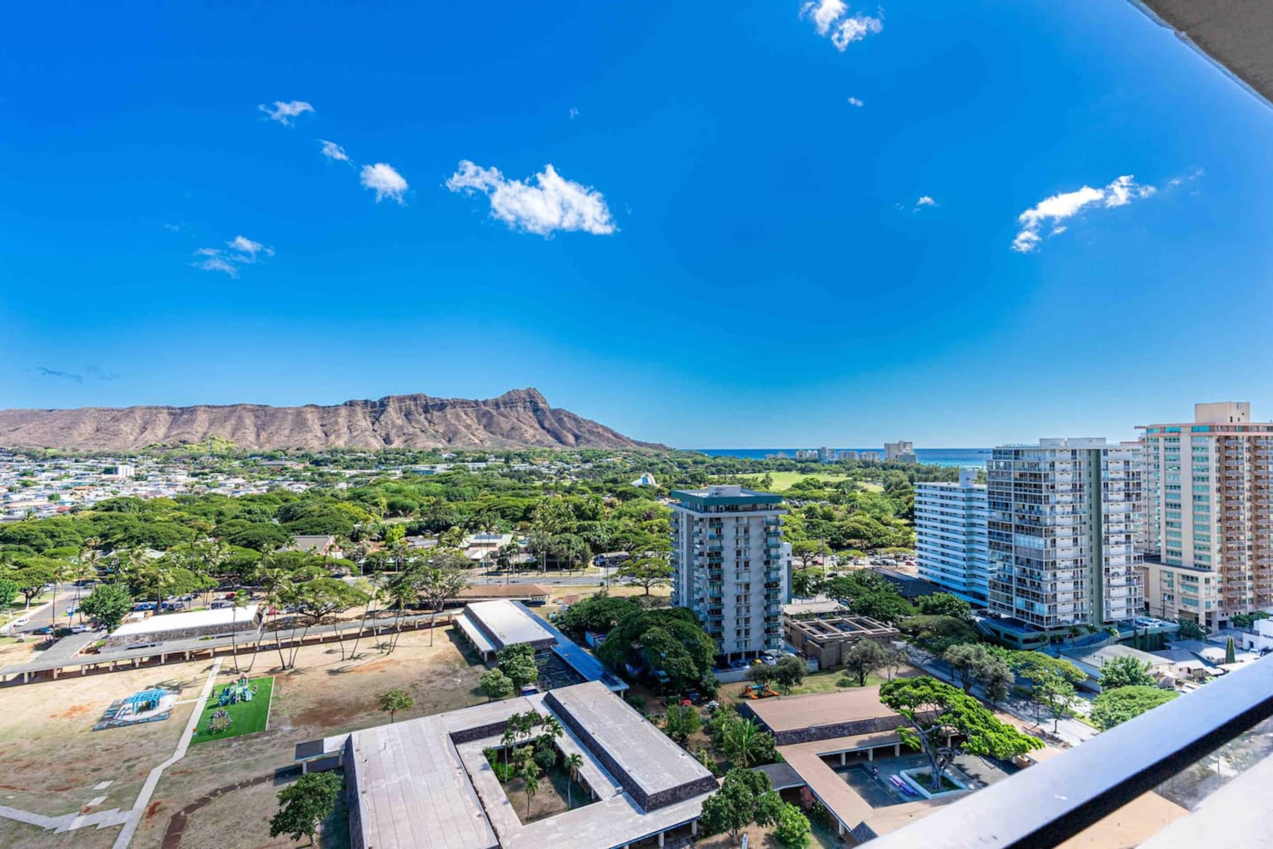 Condo in Honolulu · ★4.94 · 2 bedrooms · 3 beds · 1 private bath - Image 18