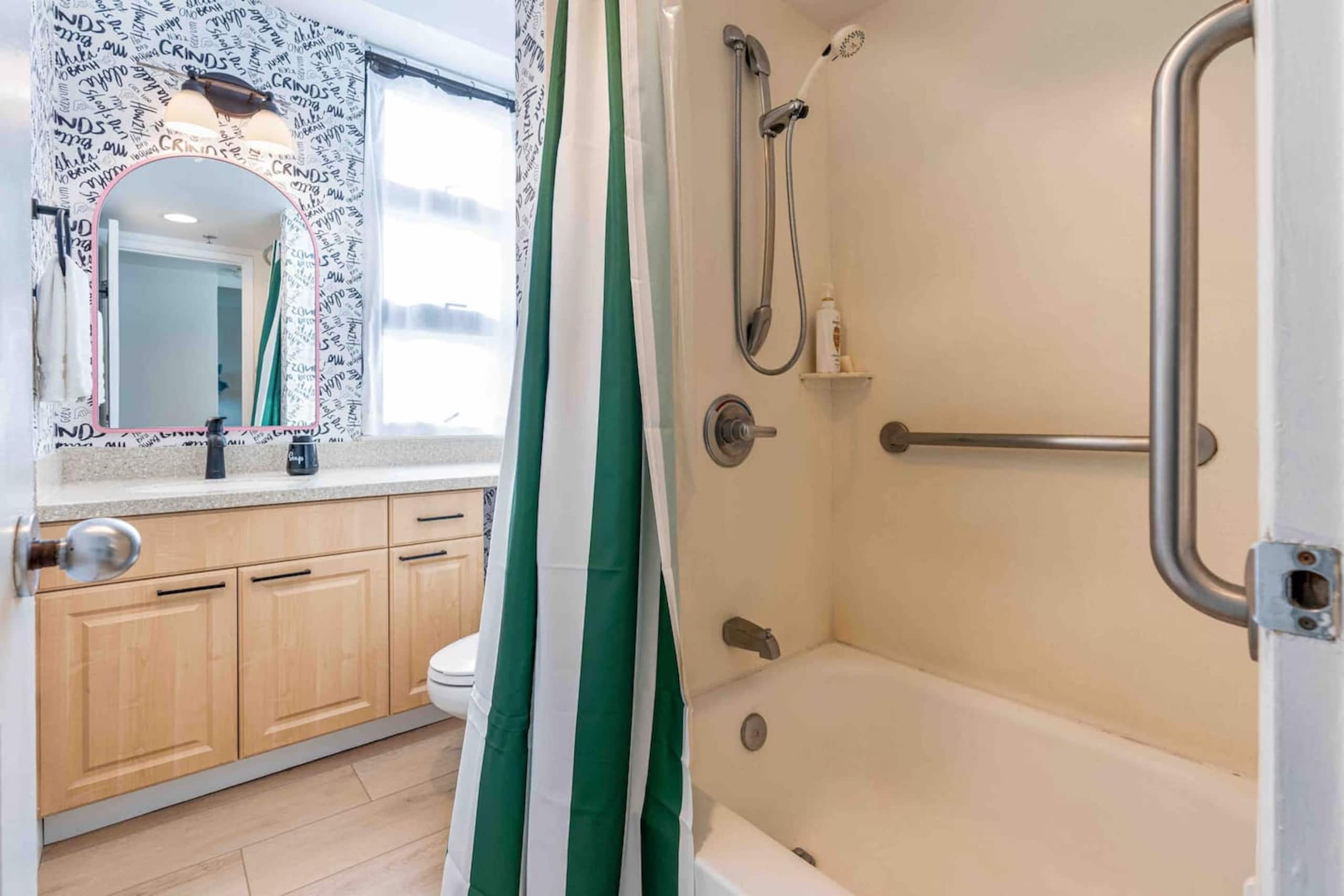 Condo in Honolulu · ★4.94 · 2 bedrooms · 3 beds · 1 private bath - Image 20