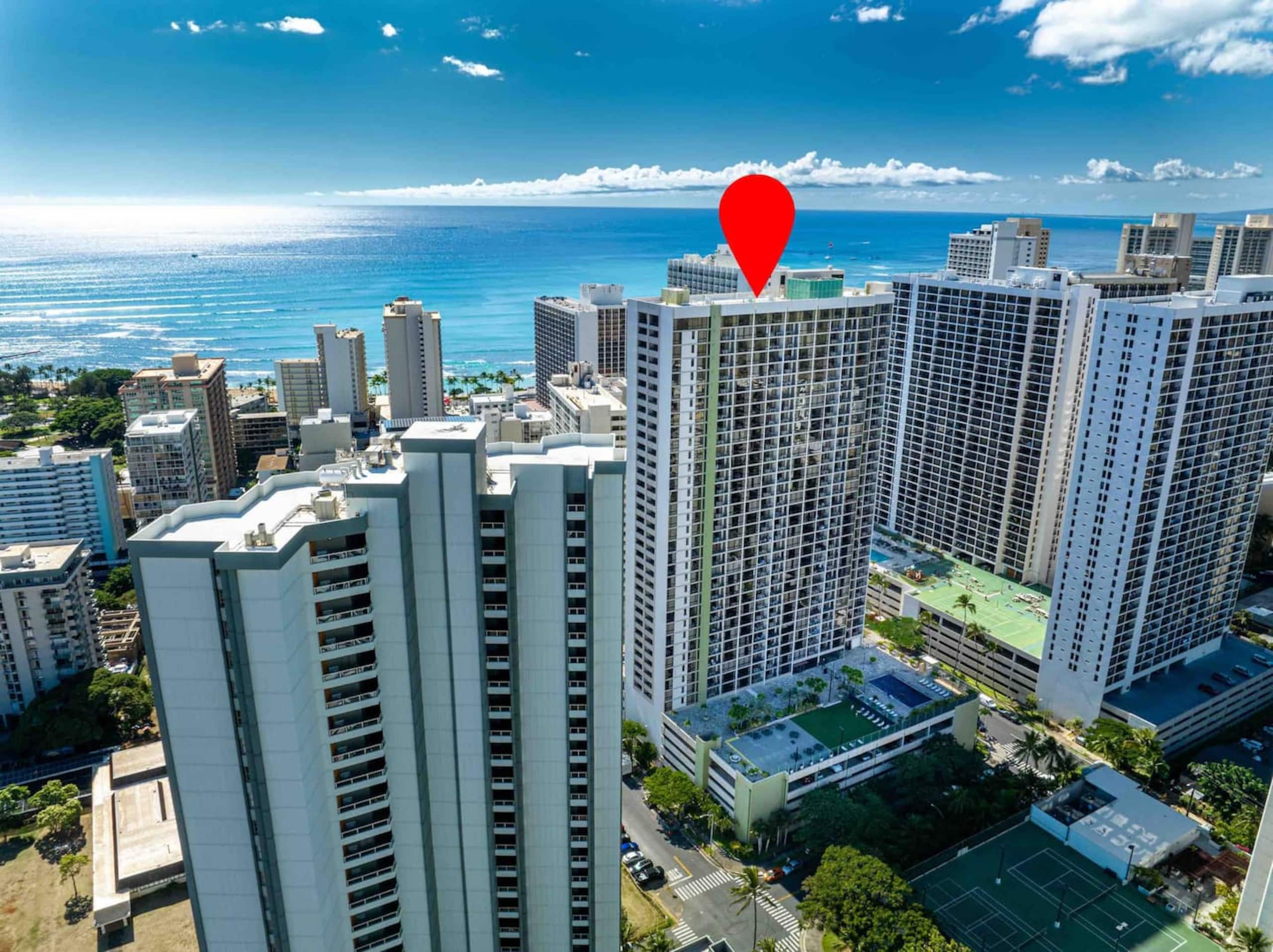 Condo in Honolulu · ★4.94 · 2 bedrooms · 3 beds · 1 private bath - Image 3
