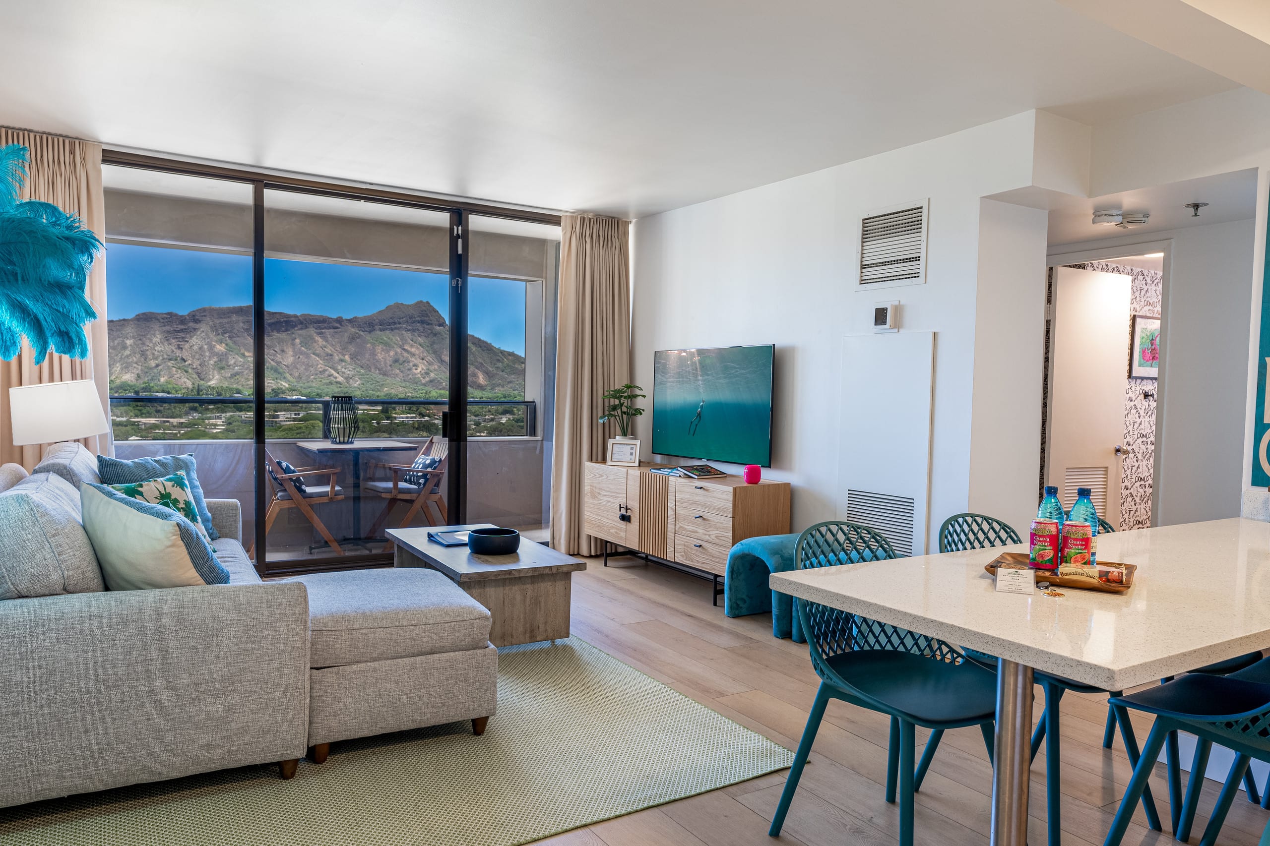Condo in Honolulu · ★4.94 · 2 bedrooms · 3 beds · 1 private bath - Image 2