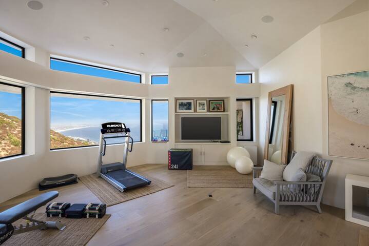 Malibu Blufftop Estate | 360 Ocean Views | Pt Dume gallery image 4