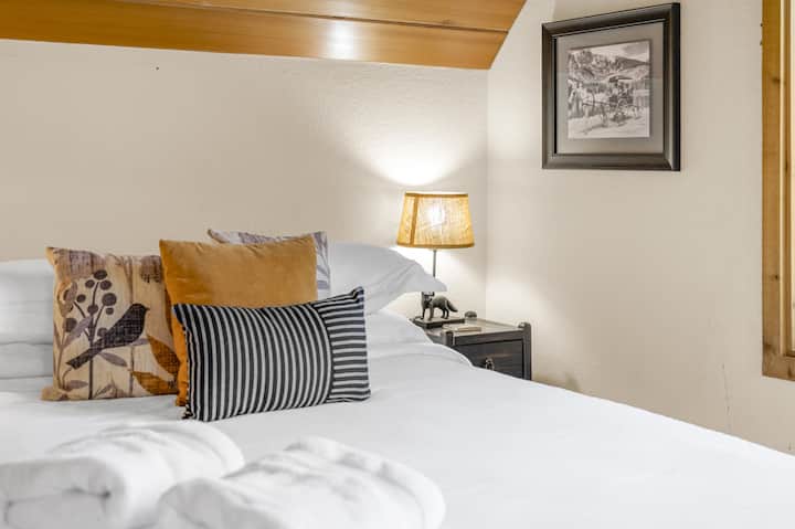 Bright and cheerful bedroom with a large bed and plenty of natural light.
