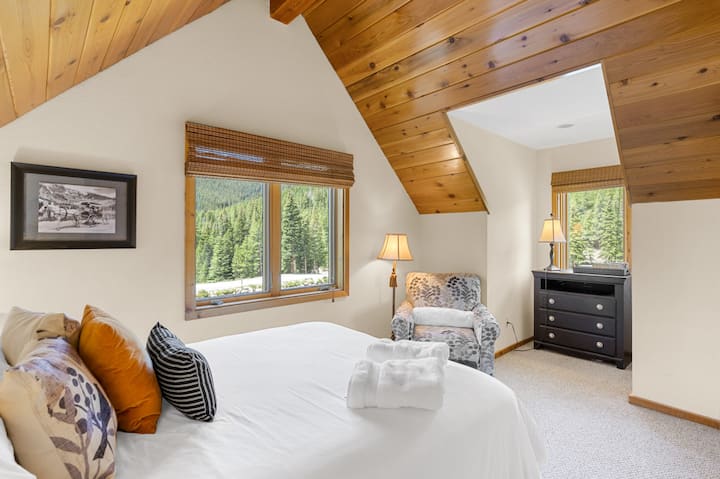 Charming attic bedroom with breathtaking views! Enjoy the cozy ambiance and panoramic scenery from the comfort of your private retreat. Perfect for relaxation or a peaceful night’s sleep, this unique space offers both comfort and tranquility. A perf