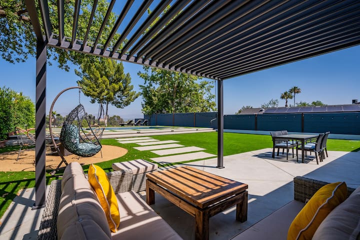 Private Pool Oasis in Woodland Hills