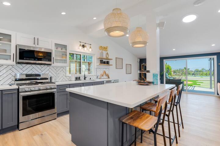 Private Pool Oasis in Woodland Hills gallery image 3