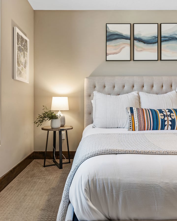 Opustite se u ovoj spavaćoj sobi s udobnim bračnim krevetom i televizorom te prostranim ormarom | Noah's Retreat, Park City, Utah | Voyax Luxury Vacation Rentals