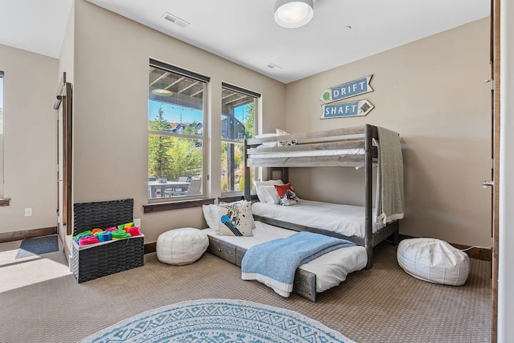 Udobna spavaća soba na kat s aparatom za videoigre, idealna i za djecu i za putnike koji putuju sami, a nudi 7 kreveta za udoban i zabavan boravak | Noah's Retreat, Park City, Utah | Voyax Luxury Vacation Rentals