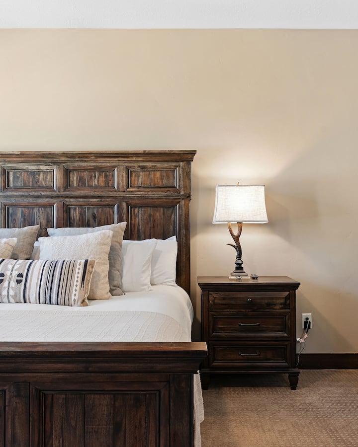 Uživajte u prostranoj spavaćoj sobi s bračnim krevetom, velikim televizorom i kupaonicom | Noah's Retreat, Park City, Utah | Voyax Luxury Vacation Rentals