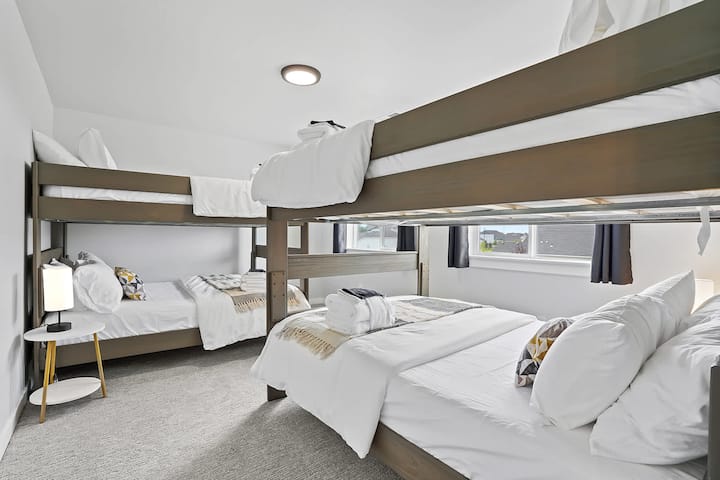2 Queen over queen bunks