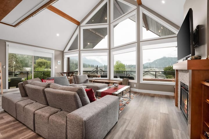 Steps From The Lake With Water & Mountain Views - Sunshine Valley