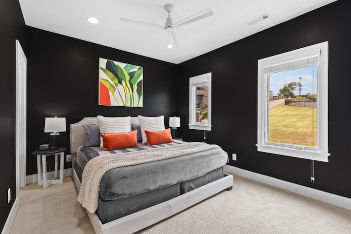 חדר שינה מס '2 עם מיטת קינג סייז, מאוורר תקרה וארון - בקומה השלישית. חדר הרחצה של ג'ק אנד ג'יל מחבר את החדר הזה ואת חדר השינה מס '3.