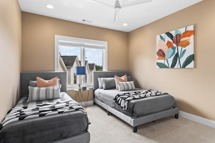 חדר שינה מס '3 עם מיטה זוגית, מיטה מלאה, מאוורר תקרה וארון מרווח.