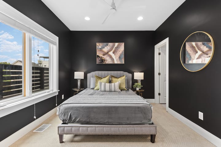 חדר שינה מס '1 בקומת הקרקע עם מיטת קווין סייז, ארון, מאוורר תקרה, תריסים להחשכת החדר וחדר רחצה צמוד בגודל מלא.