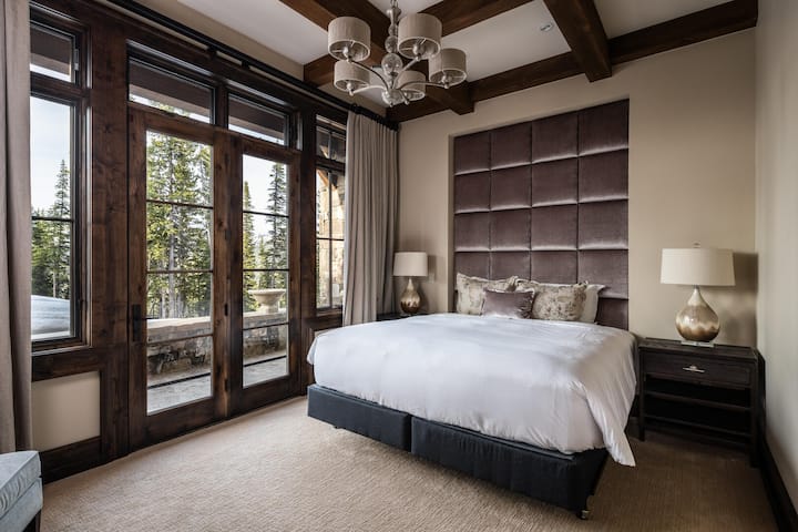 Interior, lámpara, decoración del hogar, puerta, ventana