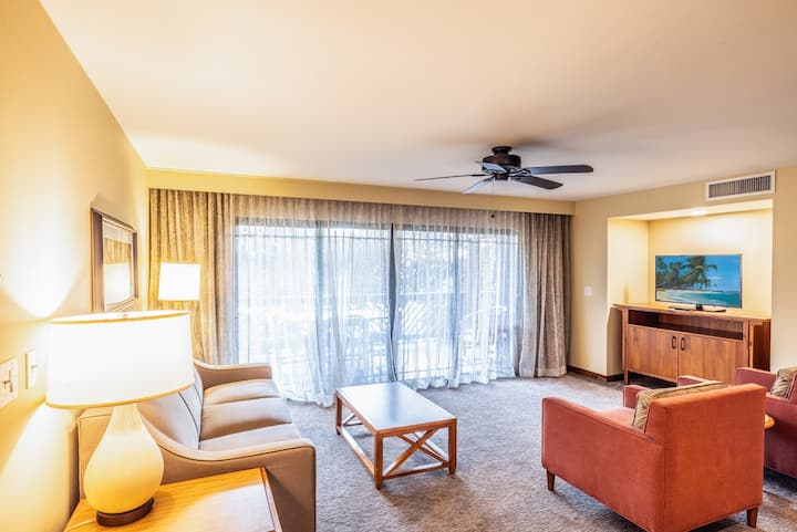 Всекидневна: удобно пространство с уютни мебели, телевизор за вашия филмов маратон.