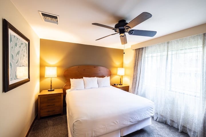 Уютно място за отдих с едно двойно легло, идеално за спокоен сън след напрегнато пътуване със семейството или приятелите