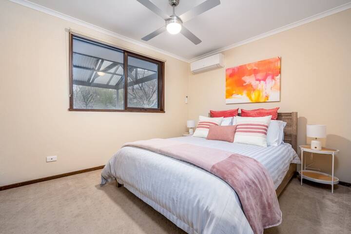 Serene and Spacious Retreat on the Hills gallery image 4