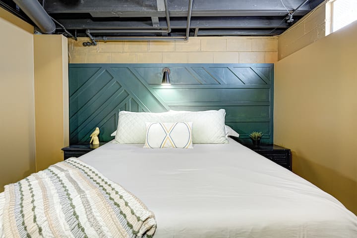 Útulná spálňa s manželskou posteľou Queen v suteréne