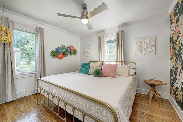 Hlavné poschodie s veľkou manželskou posteľou, ideálne na romantickú noc