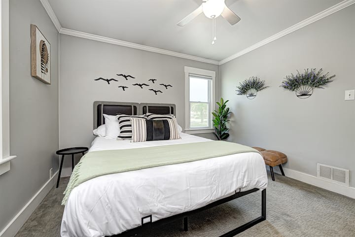 Spálňa s manželskou posteľou Queen na